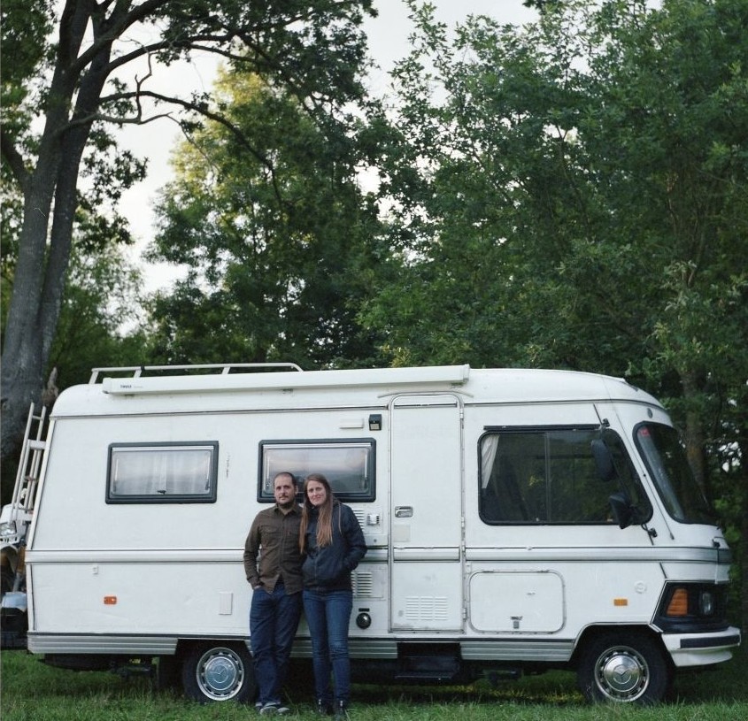 Eli Garmendia y Carlos Pericás, de Nomad Studio, junto a su autocaravana estudio fotográfico